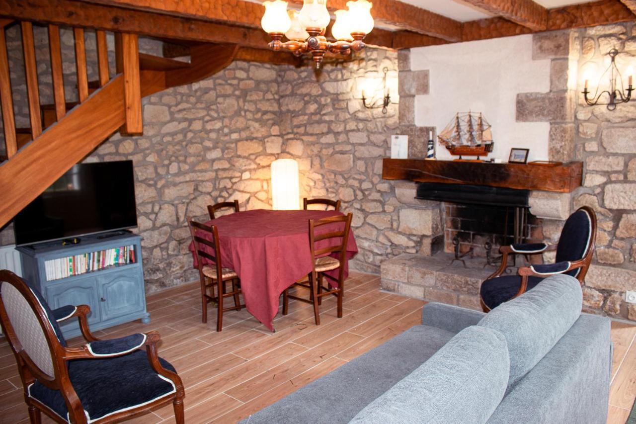 Maison Vue Sur Les Alignements De - Les Glycines *